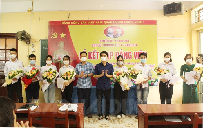Đảng bộ huyện Thanh Hà kết nạp 66 đảng viên